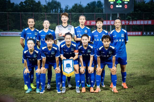 东契奇夏季训练忙碌 接待湖人队友前仅短暂休息